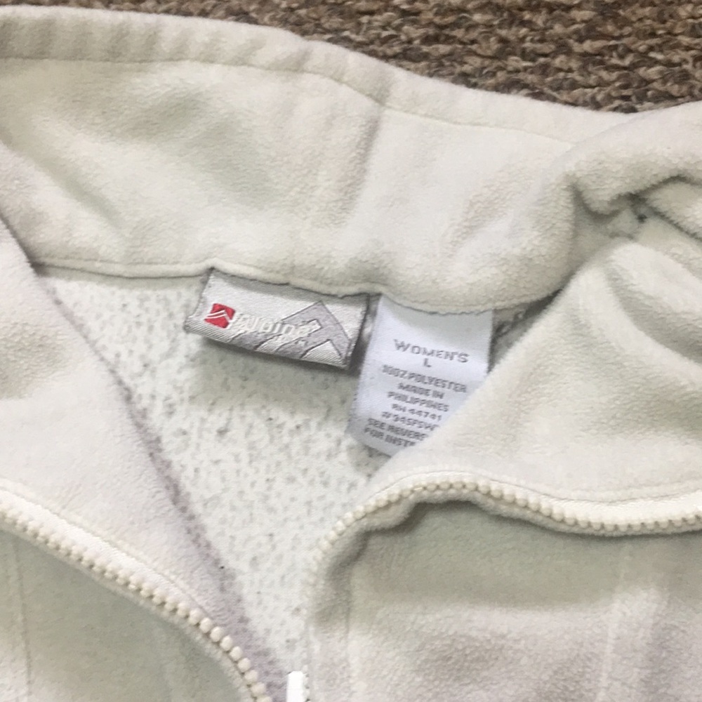 Three pullover jackets - Picture 7 of 7